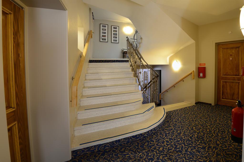 Hôtel De La Cloche - Room Service disponible sur commande Obernai Esterno foto