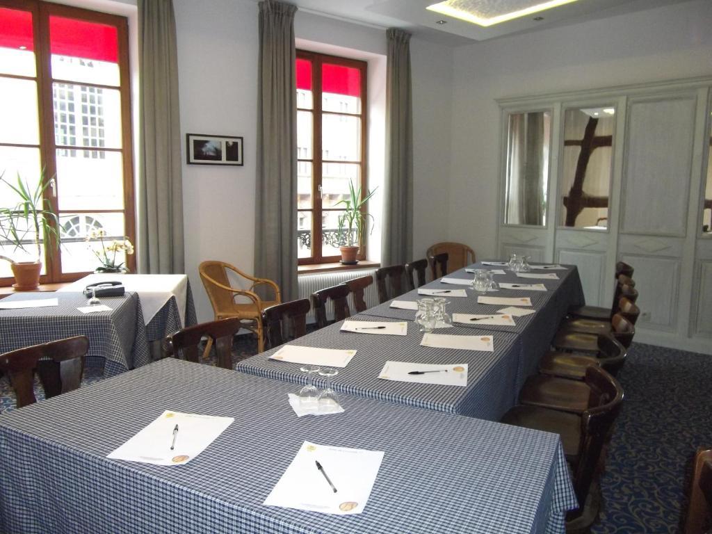 Hôtel De La Cloche - Room Service disponible sur commande Obernai Esterno foto