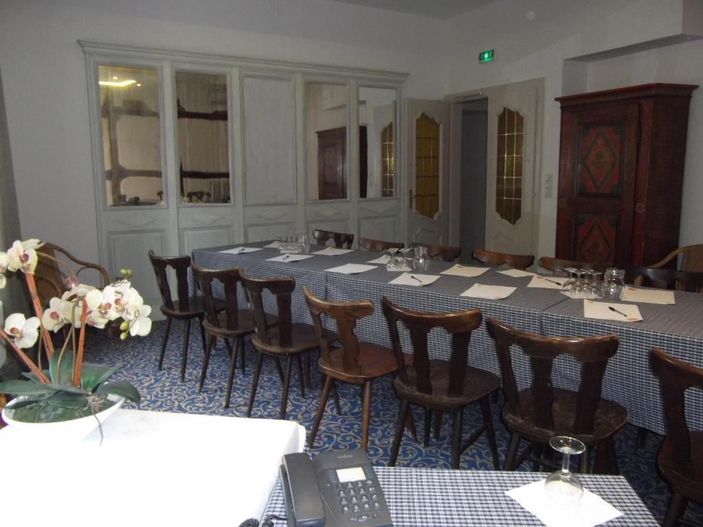 Hôtel De La Cloche - Room Service disponible sur commande Obernai Esterno foto