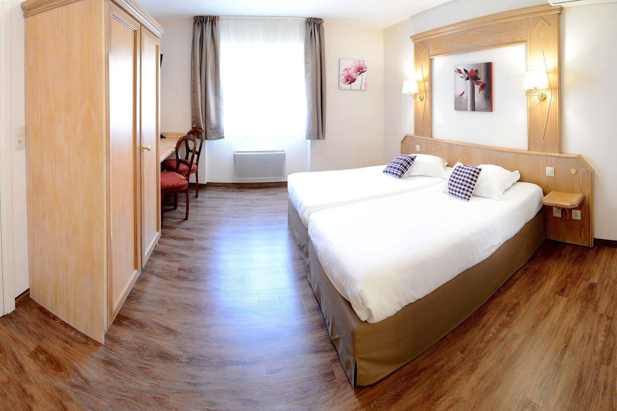 Hôtel De La Cloche - Room Service disponible sur commande Obernai Esterno foto